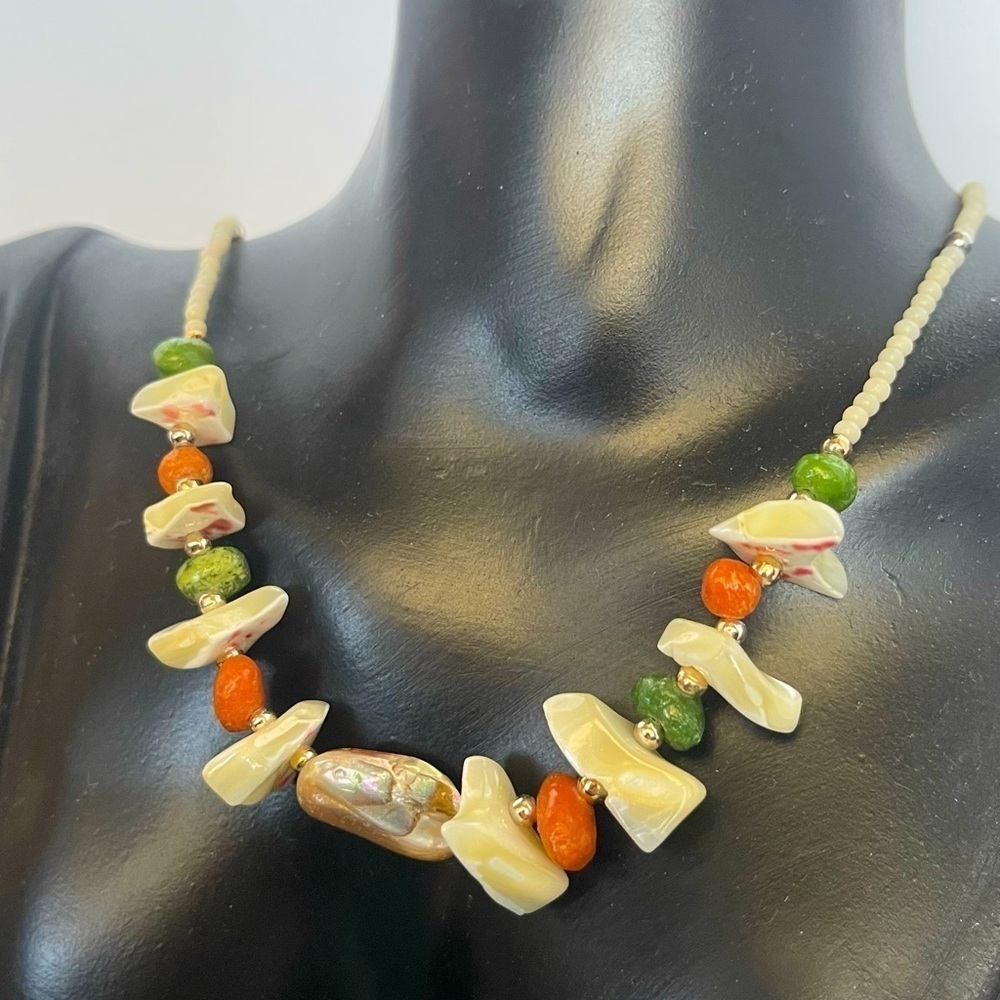 Shel beaded mother of pearl chunky gold tone necklace choker - Picture 2 of 7